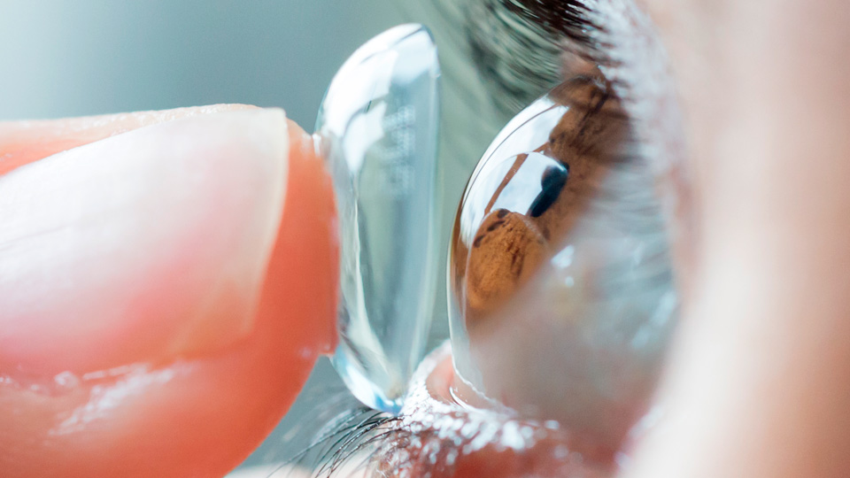 Usar lentes de contacto en verano: 9 consejos de los profesionales